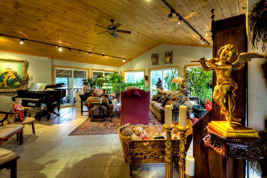 Shambhala Bed And Breakfast Buckhorn Exterior photo